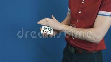 穿上红衬衫的魔术师表演扑克牌魔术