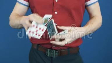 身穿红衫的特写魔术师洗牌，展示黑桃皇后