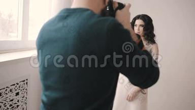 女模特在摄影棚里摆姿势拍照