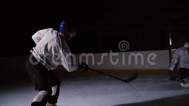职业冰球运动员在冰场上射门.