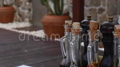 在黑山的一家捕鱼咖啡馆里有<strong>调料</strong>的瓶子。 软木塞