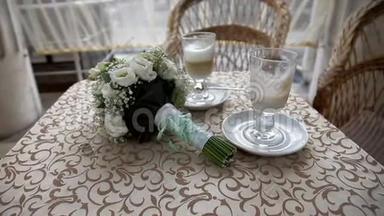 咖啡馆里桌上的婚礼花束