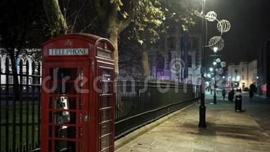 晚上提供电话亭的典型伦敦街景