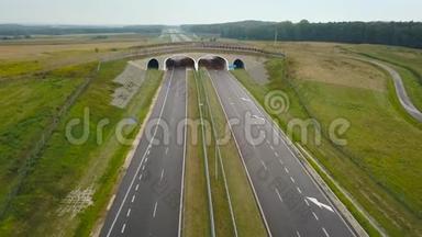 波兰<strong>高</strong>速公路沿线的卡车和其他交通的鸟瞰图
