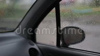 恶劣的天气，从车上看到的雷声和雨声