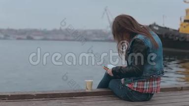 一个坐在木墩上画画的女孩