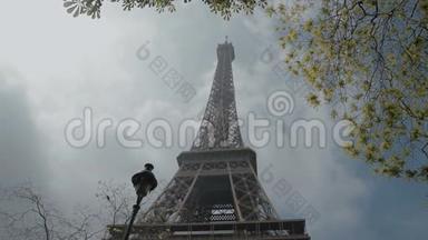 埃菲尔铁塔，巴黎，法国，欧洲。 夏季春季白天以蓝色观赏著名的旅游景点