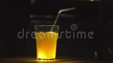 冰球尾特写.. 朗姆酒和芒果汁。