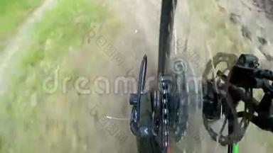骑自行车穿过森林。 从后轮卡带齿轮的视图。