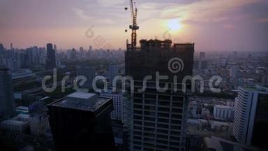高空<strong>俯视</strong>起重机施工作业和曼谷市区黄昏日落，倾斜向上拍摄，高质量<strong>镜头</strong>4K