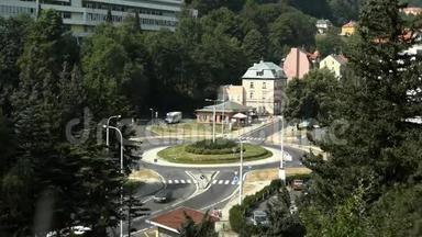 贾希莫夫绕城一天。 捷克共和国，大白天的Jachymov环形交叉路口。 ？环形交叉路口的AR