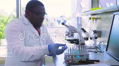 在实验室工作的非裔美国科学家。 博士进行微生物学研究。 生物技术、化学、细菌学