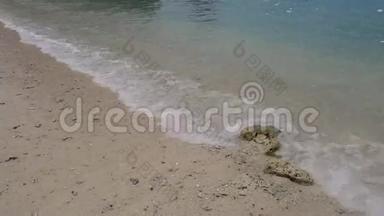 金沙滩著名旅游地标洪泻湖，洪岛湾在克拉比省，泰国。 水水晶透明背景