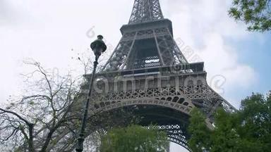 埃菲尔铁塔，巴黎，法国，欧洲.. 夏季春季白天以蓝色观赏著名的旅游景点