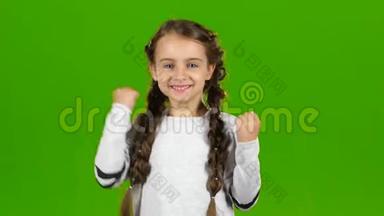 孩子为胜利而高兴。 绿色屏幕