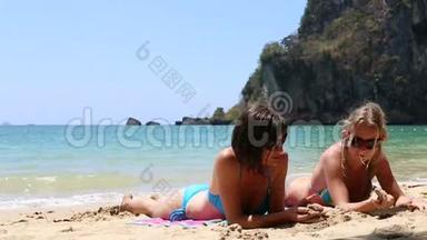 2.两个小女孩在悬崖边<strong>沙滩上晒太阳</strong>