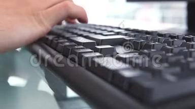把手按在键盘上打字