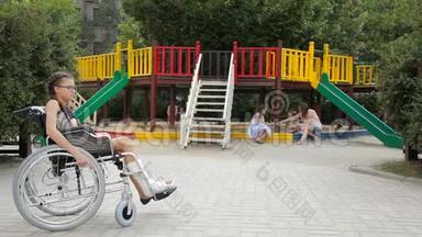 一个腿<strong>骨折</strong>的女孩坐在操场前的轮椅上