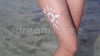 在女人的腿上贴着太阳霜