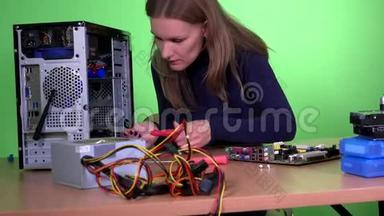 熟练的<strong>计算机</strong>维修人员，妇女升级台式<strong>计算机硬件</strong>