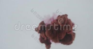 红褐色水彩笔墨泼洒在液体中的特写镜头