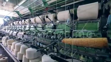 服装厂机器是缠绕线。 纺织厂设备。