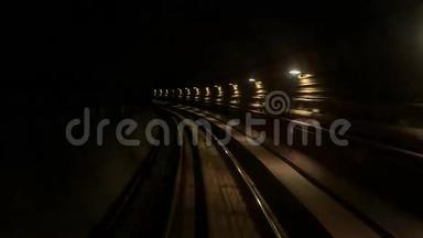 摄像机沿着黑暗隧道的地铁轨道向后移动