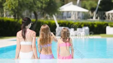妈妈和两个<strong>孩子</strong>在豪华游泳池里享受<strong>暑假</strong>