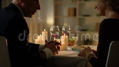 在<strong>餐厅</strong>的浪漫<strong>约会</strong>中，老人和女人在聊天，牵手