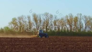 农民在拖拉机上耕作稳耕慢作俄罗斯农业土壤与播种机耕作土地