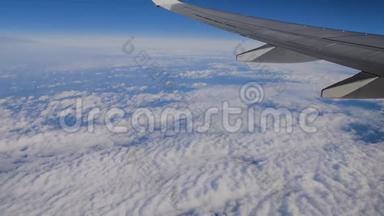 <strong>飞机机翼</strong>通过<strong>飞机</strong>窗口的视图。 在云层之上飞行。