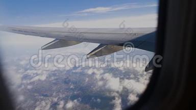 <strong>飞机机翼</strong>通过<strong>飞机</strong>窗口的视图。 在云层之上飞行。