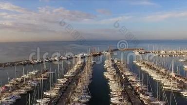 希腊码头黎明，雅典。 航空视频拍摄.. 很多不同的游艇，<strong>大帆船</strong>停泊在码头。 在里面