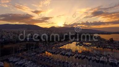 希腊码头黎明，雅典。 航空<strong>视频</strong>拍摄.. 很多不同的游艇，大<strong>帆船</strong>停泊在码头。 在里面