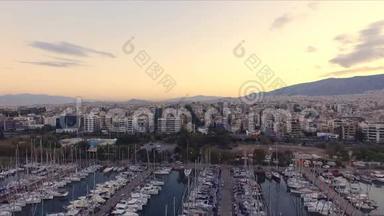 希腊码头黎明，雅典。 航空视频拍摄.. 很多不同的游艇，大帆船停泊在码头。 在里面