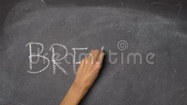 用手在黑色<strong>黑板上写字</strong>