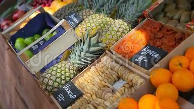 各种新鲜水果和蔬菜的水果市场
