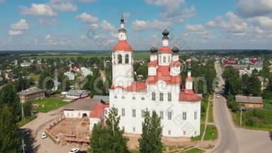相机飞过古正教教堂。 圣诞教堂，托特玛，俄罗斯。 建筑形式