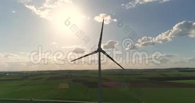 风力发电机的空中景观，绿色田野和草地全景背景下风力发电机的景观