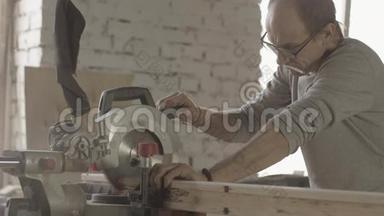 专业<strong>木工用</strong>圆锯切割长木板.. 家具。