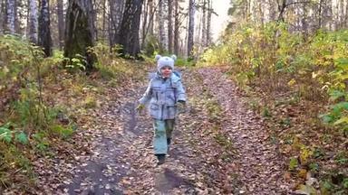 秋天公园的孩子玩得开心，笑得开心，在新鲜的空气中散步。 一个美丽的风景胜地