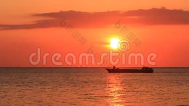 夕阳西下的海上小舟和橘色天空