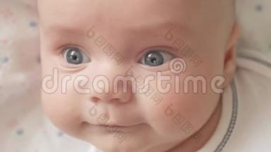 镜头中婴儿的样子特写镜头.. 一个可爱的小宝宝正在看镜头.. 宝宝环顾四周