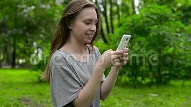 美丽的女人在公园户外使用<strong>手机</strong>-细<strong>节</strong>