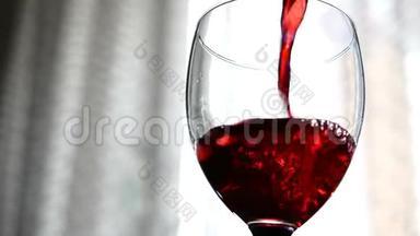 红酒倒进杯子里