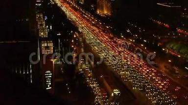 长途汽车在繁忙的<strong>立交桥</strong>上，鸟瞰城市夜间交通污染。
