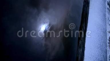 月亮在水中倒影，瀑布的顶部从大坝，山泰山..