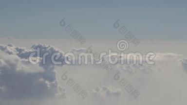白色帕菲云，从照片飞机上用开着的窗户拍摄。 没有塑料，只有相机和天空。