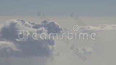 白色帕菲云，从照片飞机上用开着的窗户拍摄。 没有塑料，<strong>只有</strong>相机和天空。