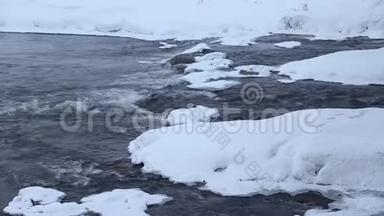 冬天有雪的<strong>河流</strong>。 黎明时的<strong>河流</strong>。 从水中蒸发。 寒冷的冬天。 水在冬天没有结冰。
